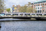 Die Straßenbahn LUAS 5013 auf der Rosie Hacket Bridge über River Liffey in Dublin.