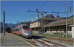 Der FS Trenitalia ETR 610 003 verlässt als EC 50 von Milano nach Basel SBB den Bahnhof Domodossola.