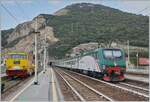 Finale Ligure mit einem doch recht ungewöhnlichem Zug: Der Trenord Regio 3090 fährt von Bergamo (ab 7:07) nach Ventimiglia (11:48).