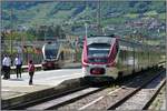 VT 100.008 nach Mals/Malles wartet auf den Anschlusszug aus Bozen/Bolzano, der in Form eines modernen ETR526 der Provinz Trentino erscheint.