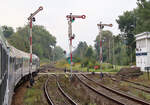 Formsignale auf einem Bahnhof zwischen Biala Piska und Elk aus dem fahrenden Zug fotografiert.