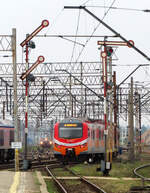 E-Triebzug EN57AL-2213 hat bei der Ausfahrt aus dem Bahnhof Bialystok Zielone Wzgorza die Formsignale passiert.
