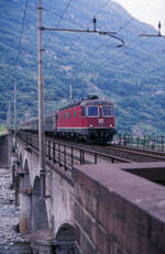Auf der Simplon-Eisenbahn gelangen Schweizer Lokomotiven bis ins italienische Domodossola - erst dort stößt das 15kV 16,7 Hz System auf die 3 kV Gleichstrom der FS.