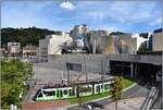 CAF Tram vor dem Guggenheim Museum in Bilbao.