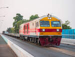 HID 4513 überquert mit einem gemischten (Güter/Personen) Zug die Thai-Laos Freundschaftsbrücke.