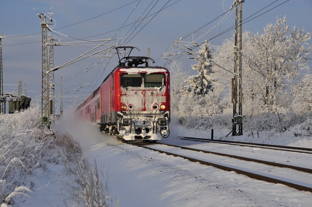 -----> wieder schn aussehen zu lassen am nchsten Tag,  die RE 3 nach Elsterwerda hat den Bf Stralsund verlassen am 19.12.2010