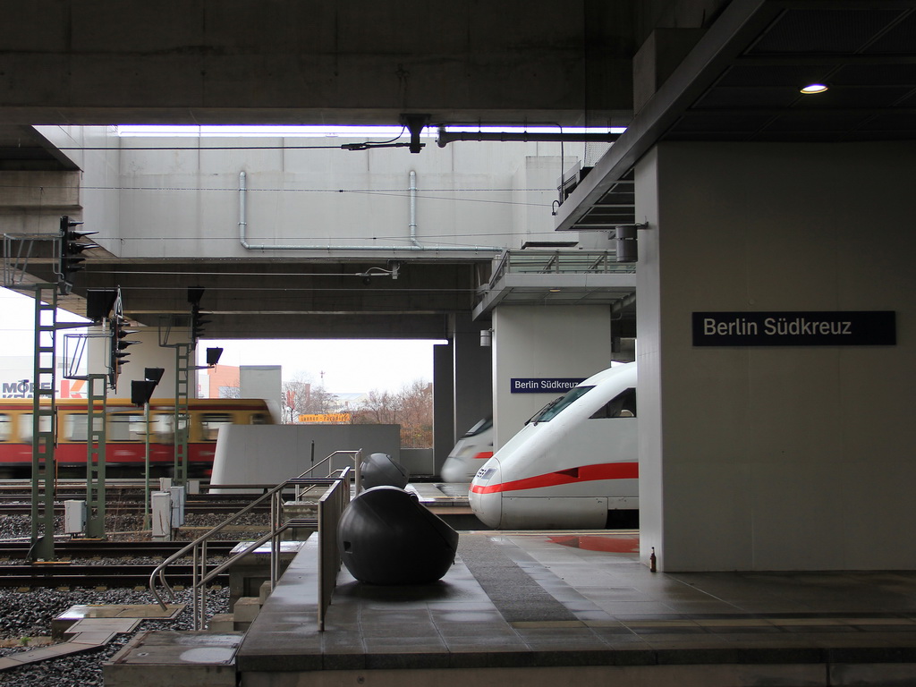 + 25 auf dem Bahnhof Sdkreuz gaben auch Zeit fr einen Blick ber die Bahnsteige am 24. Dezember 2011. Im Vordergrund 402 045-9 (Plattling) als ICE 808 nach  Hamburg-Altona und dahinter ausfahrend 411 080-5 (Darmstadt) als ICE 791 nach Mnchen Hauptbahnhof.
