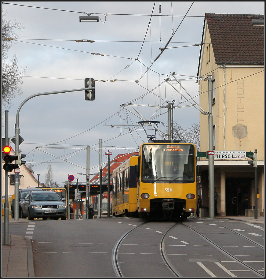 . 26 Jahre nach der U3 - 

1985 wurde der 3er als erste Linie auf Stadtbahnbetrieb umgestellt. Mit dem Abschnitt Zuffenhausen - Stammheim der Linie U15 wurde die Umstellung des meterspurigen Straßenbahnnetzes auf normalspurigen Stadtbahnbetrieb in Stuttgart abgeschlossen. Das Stadtbahnnetz hat damit eine Streckenlänge von 128 Kilometer und es wird weitergebaut, aktuell die U12. Hier verlässt ein Stadtbahnzug die neue Endhaltestelle  Stammheim . Kurz vor der Endhaltestation gibt es einen kurzen eingleisigen Abschnitt. 

11.12.2011 (M)
