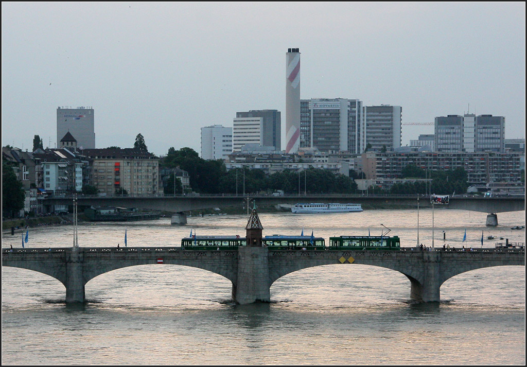 . Abend in Basel - 

Straenbahnzug auf der Mittleren Brcke vor aufziehendem Gewittersturm. 21 Uhr am 19.06.2013 

(Matthias)