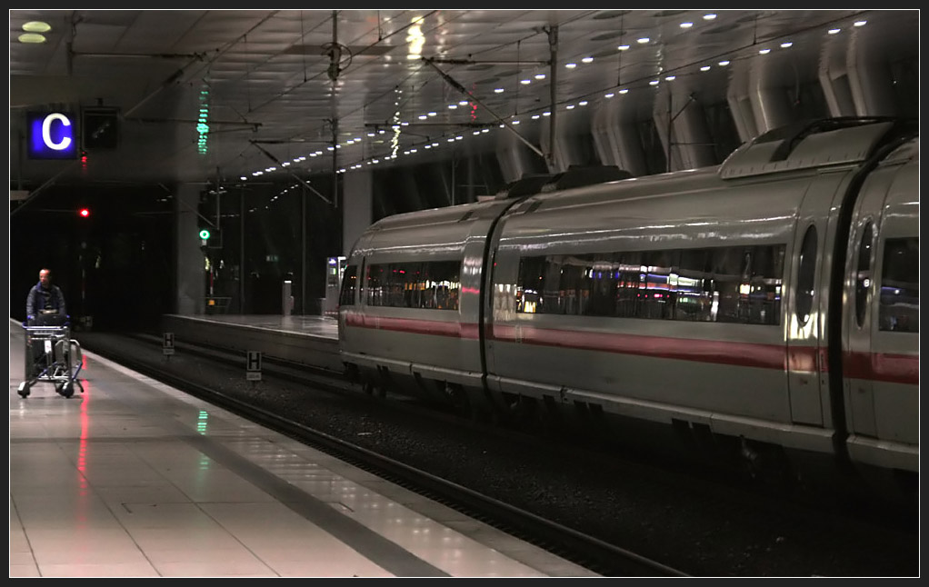 . Abends -

... im Frankfurter Flughafenbahnhof. 

23.05.2009 (M)