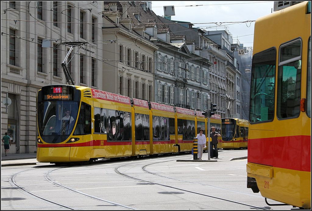 . Alles Gelbrot - Drei BLS-Trams bei der Haltestelle Bankverein in Basel. 22.06.2013 (Matthias)