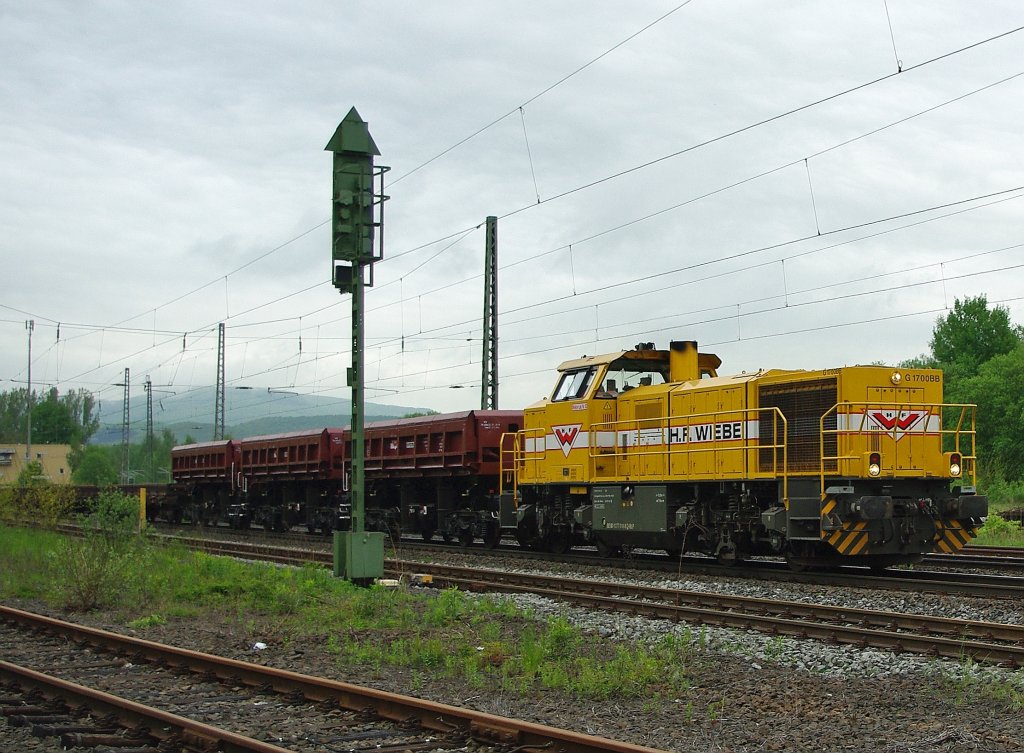  Am 20.05.2010 bretterte 277 018-8 der H.F.Wiebe mit ihrem