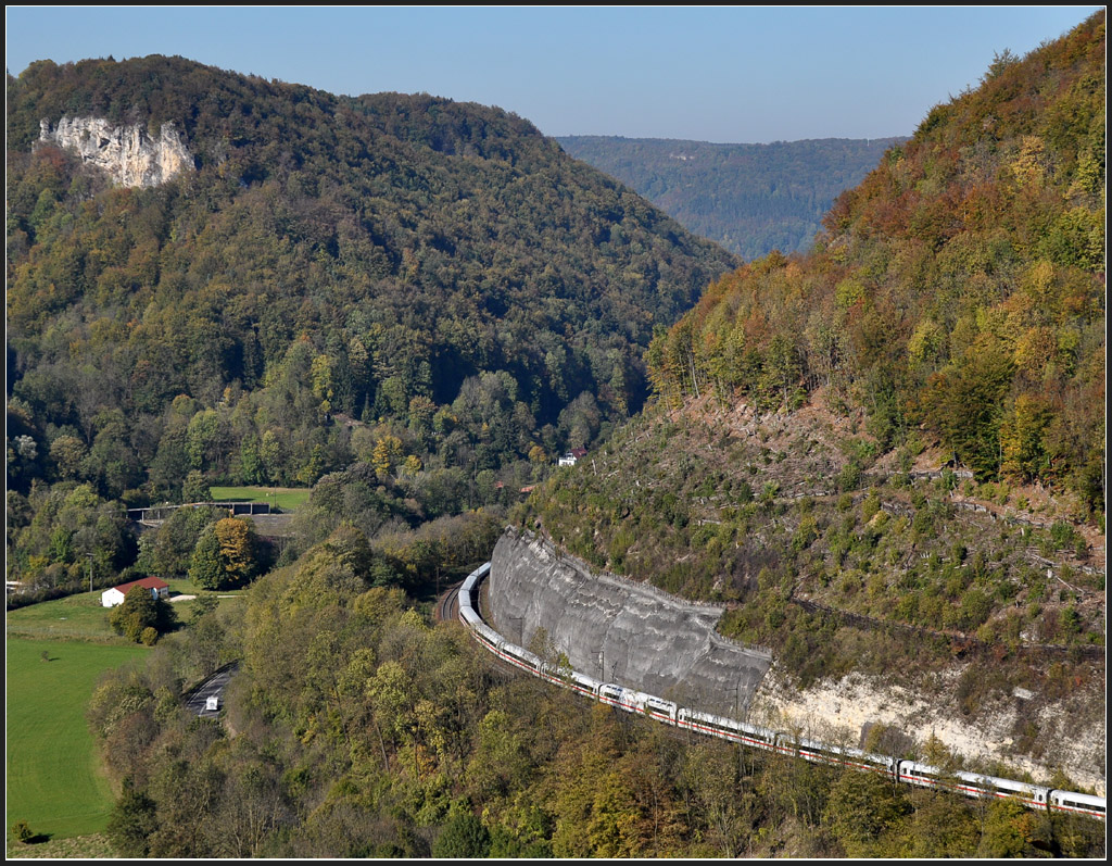. An die Landschaftsform angepasst - 

Der Form des ICE 1 folgt der Rundung des Berges. 

Geislinger Steige am 16.10.2011 (J)