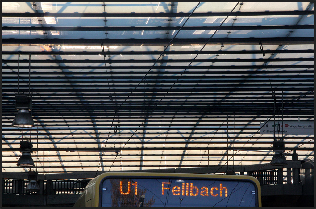 . Aufwändig überdacht - 

Die wichtige Stadtbahnstation  Bad Cannstatt Wilhelmsplatz  wurde mit einer aufwändiger, wellenförmiger Glaskonstruktion überdacht. Hier halten die Stuttgarter Stadtbahnlinien U1 und U2, von denen zur U13 und S-Bahn umgestiegen werden können. 

23.11.2011 (M)