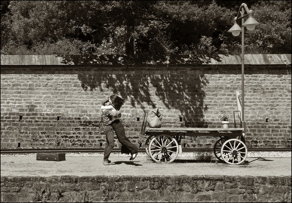 . Augenblick des Glcks – Am 02.06.2013 fanden Filmaufnahmen bei der Museumsbahn  Train 1900  in Fond de Gras statt und diese erlaubten der Fotografin die ergreifende Bahnsteigsszene bildlich festzuhalten. (Jeanny)