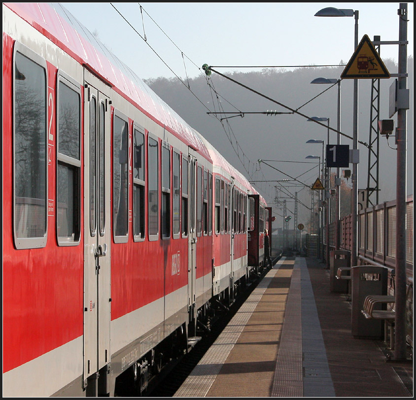 . Bahnalltag in Urspring - 

Durch den Ausbau der Bahnsteige haben sich die Einstiegsverhältnisse am Haltepunkt Urspring verbessert, allerdings ist der früher Charme verloren gegangen. Das schöne Bahnhofsgebäude ist abgerissen, Lärmschutzwände wurden gebaut. 

17.11.2011 (M)