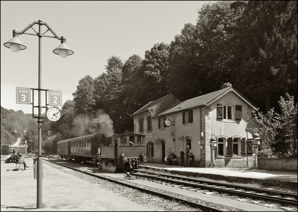 . Bahnhof von anno dazumal - Der Bahnhof Fond de Gras (ehemaliger Bahnhof Lamadelaine), das Zentrum des Industrie- und Eisenbahnparks, ist gleichzeitig auch der betriebliche Mittelpunkt der Museumsbahn  Train 1900 .

Der Kopfbahnhof Fond de Gras bestand aus 8 Zuggleisen der PH (Prinz Heinrich Eisenbahngesellschaft) und 6 privaten Zuggleisen. Eine Lokomotive fuhr die Wagen zu den Erzverladestellen, zwei weitere fuhren die Zge nach Ptange.

Nach aufwendiger Renovierung, ist der Bahnhof Fond de Gras heute Ziel- und Abfahrtsbahnhof der touristischen Zge der Museumsbahn  Train 1900  von und zum Bahnhof Ptange und nach Rodange. Im Bahnhof Fond de Gras befindet sich auch ein typisches  Buffet de la Gare , eine Bahnhofsgaststtte, die an Sonn- und Feiertagen in den Monaten Mai bis September nachmittags geffnet ist.

Am 02.06.2013 wartet die Dampflok N8 (ADI 8) mit ihren Museumswagen vor dem Bahnhof Fond de Gras auf die Abfahrt nach Bois de Rodange. (Jeanny)
