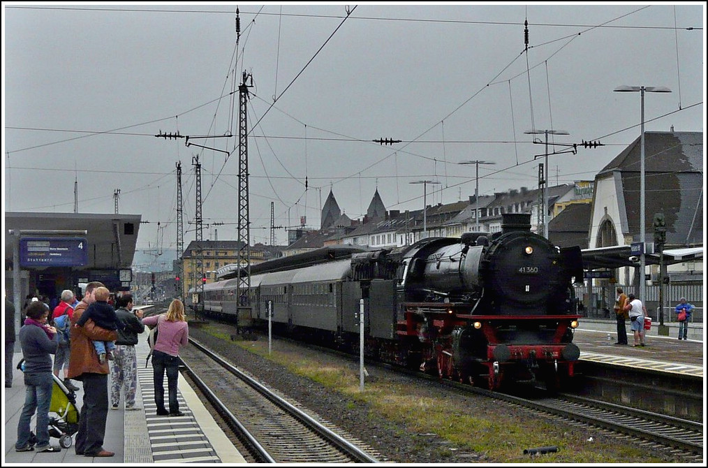 - Bahnhofsambiente - Gro und Klein lassen sich am 25.06.2011 von dem miesen Wetter nicht abschrecken und zeigen groes Interesse an der Dampflok 41 360, als sie mit ihrem Sonderzug den Hauptbahnhof von Koblenz verlsst. (Hans)