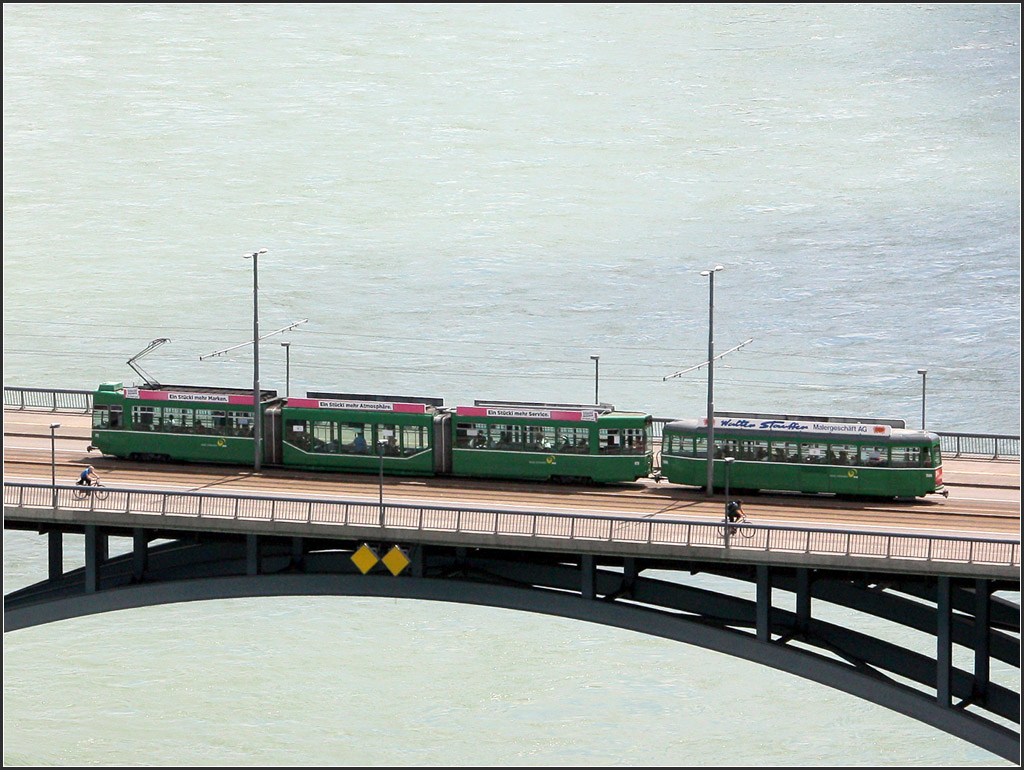 . Basel am Bodensee? - Nein es ist nur der Rhein. Tramzug auf der Wettsteinbrcke, gesehen von einem Turm des Basler Mnster. 22.06.2013 (Matthias)