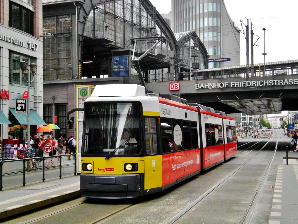 berlin-stra-enbahnlinie-m1-nach-mitte-am-kupfergraben-am-s-u-bahnhof