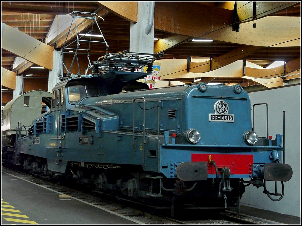 - Cit du Train - Die CC 14001 bis 14020 wurden von 1955 bis 1959 von CGC/Oerlikon fr die SNCF gebaut und erhielten auf Grund ihres Aussehens den Kosenamen Bgeleisen (Fers  Repasser). Sie wurden hauptschlich auf der Nord-Ost Transversale zwischen Valenciennes und Thionville im Gterverkehr eingesetzt. 

Die komplexe Stromversorgung dieser Maschinen machte sie so einzigartig: Der einphasige Strom 25000 V 50 Hz wird durch den Pantographen empfangenen und zuerst durch einen primren Transformator auf 1100 V herabgesetzt. Der Strom versorgt eine rotierende Maschine, die den einphasigen in Dreiphasenstrom konvertiert, dann eine zweite rotierende Maschine, die das Amt eines Frequenzvariators bernimmt. Der Strom versorgt schlielich die 6 dreiphasigen Antriebsmotoren mit Kurzschlusslufer, deren Zahnrder direkt auf den Zahnkranz der Antriebsachsen greifen.

Whrend ihrer Karriere hatten die CC 14000 zahlreiche Schden und die durchschnittliche Kilometerzahl belief sich nur auf 1,5 Millionen Kilometer. Obwohl die Drehstrommotoren a priori verlsslicher sind wegen des Fehlens eines Kollektors, so stellte die Komplexitt der Stromzufhrung das grte Problem dar. Die Fortschritte in der Elektronik haben allerdings erlaubt, das Modell weiterzuentwickeln und es wird heute noch z.B. bei den Eurostar Zgen eingesetzt. 19.06.2010 (Jeanny)