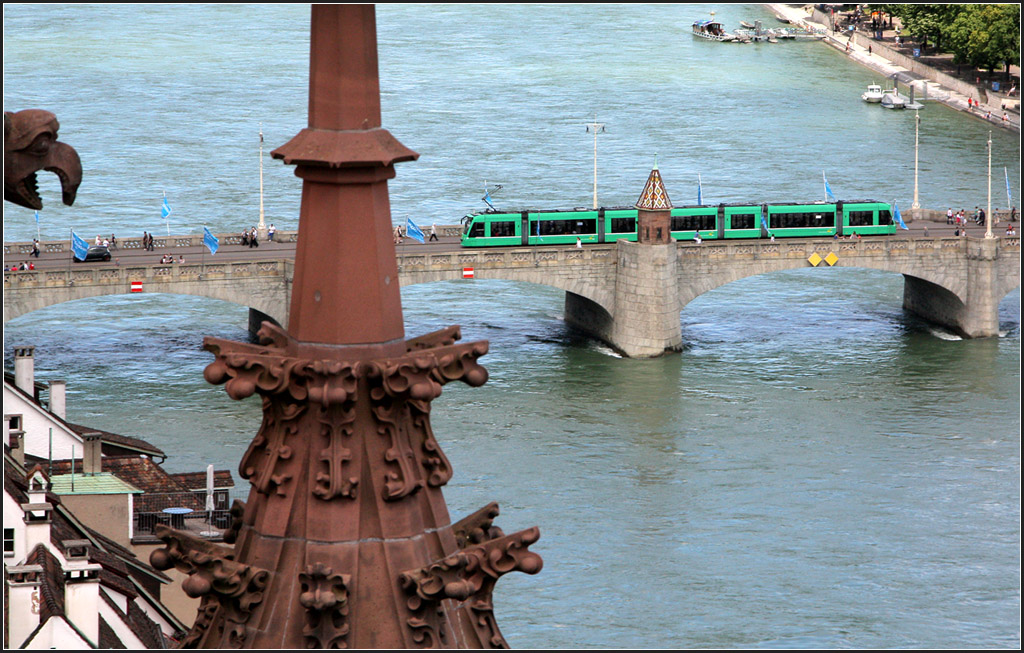 . Combino in Gefahr? - Da es die Geier (Stefan Wohlfahrt) an der Dreirosenbrcke nicht mehr gibt, habe ich dafr diesen wasserspeienden Drachen gefunden, der hier scheinbar auf die Tram losgehen will. Blick vom Basler Mnster auf die Mittlere Brcke. 22.06.2013 (Matthias)