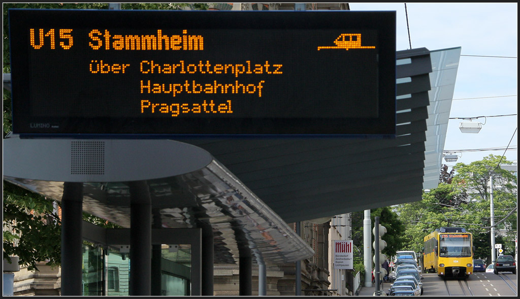 . Die Bahn fährt jetzt ein - 

Über die Köpfe der Wartenden hinwegfotografiert und dennoch die Bahn ganz im Bild. Die steilen Strecken in Stuttgart machen es möglich. Haltestelle Eugensplatz. 

05.06.2012 (M)