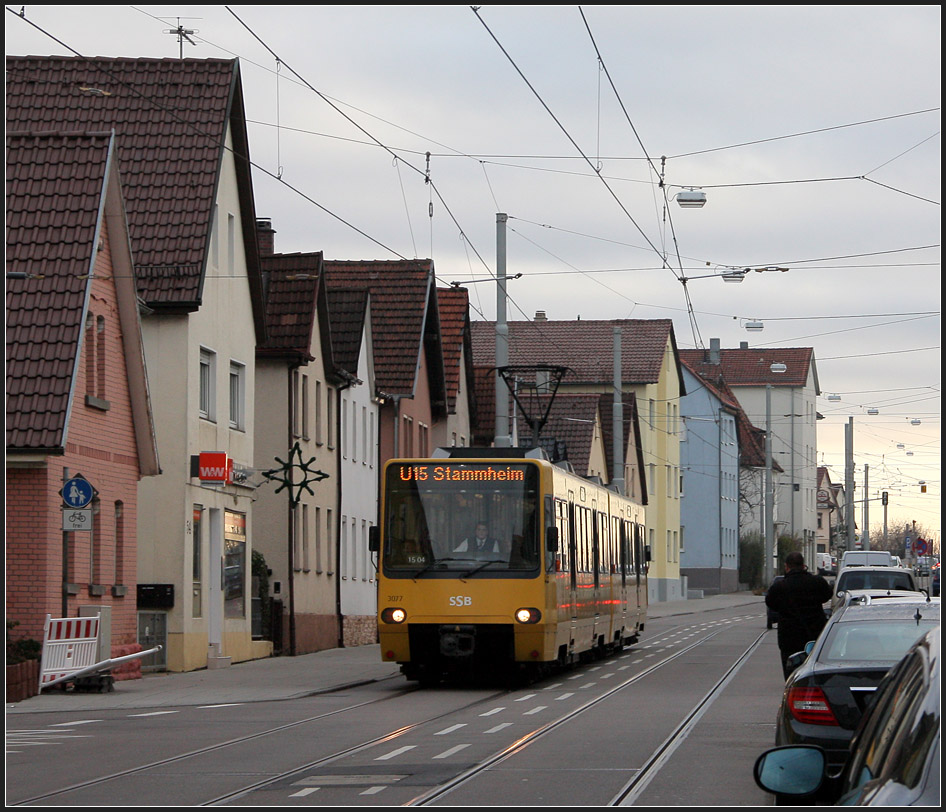 . Dörflich - 

Noch ungewohnt im Straßenbild von Stuttgart-Stammheim sind die DT8-Stadtbahnwagen. Blick in die Freihofstraße in Richtung Süden. 

11.12.2011 (M)