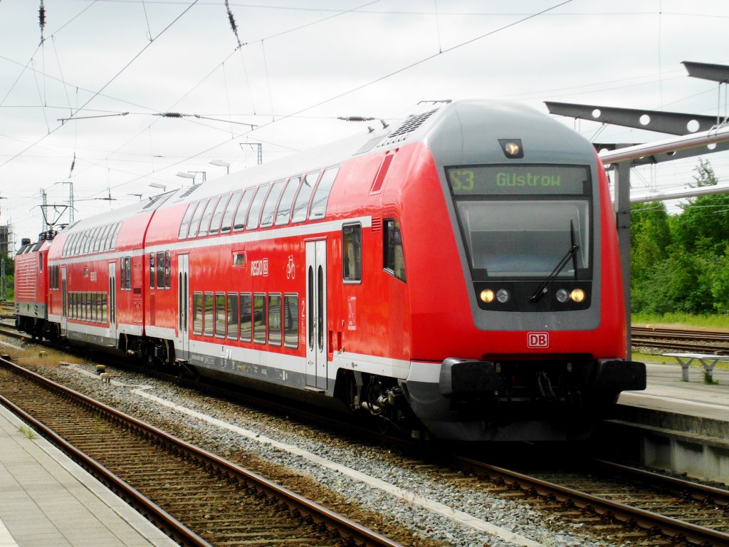  Doppelstock-Steuerwagen (3. Gattung) als S3 nach Gstrow im Hauptbahnhof Rostock.(3.6.2013) 