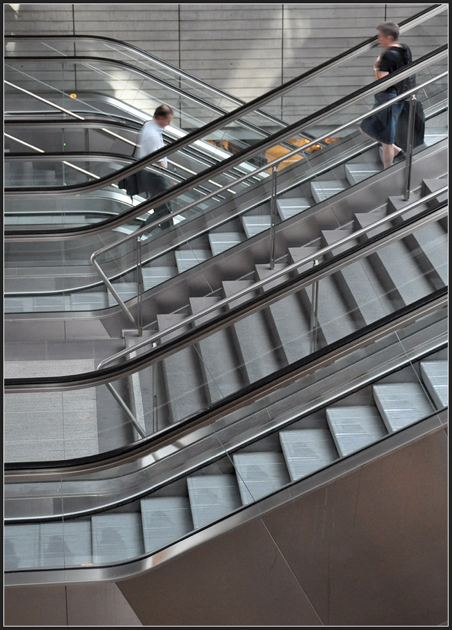 . Ebenenwechsel - Im neuen Berliner Hauptbahnhof, August 2011 (Jonas)