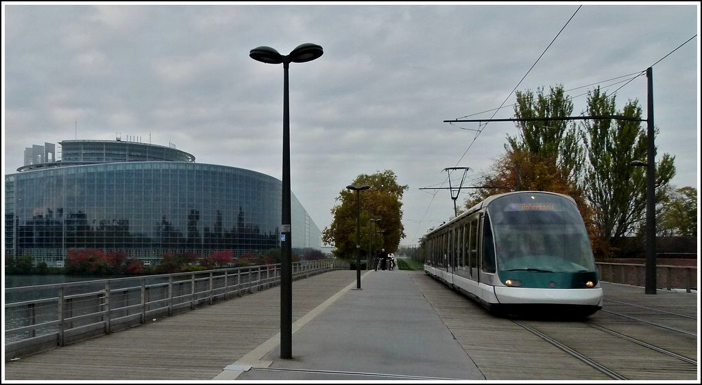 - Eurotreffen - Eine Eurotram fhrt zwischen den Haltestelle Parlement Europen und Droits de l'Homme am Sitz des Europischen Parlaments in Straburg vorbei. (Jeanny)