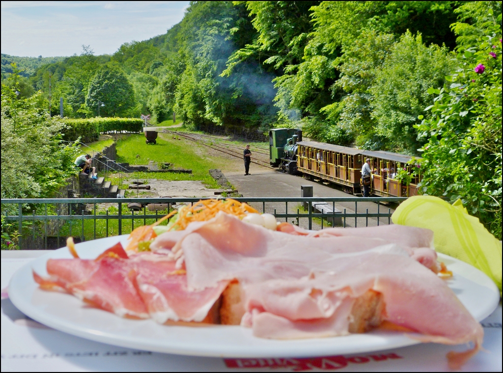 . Ferienland Luxemburg - In Fond de Gras bieten sich herrliche Mglichkeiten, einen gemtlichen Nachmittag zu verbringen. Neben der Museumsbahn  Train 1900  fhrt dort auch die Grubenbahn  Miniresbunn Doihl  und fr den kleinen Hunger ist ebenfalls bestens gesorgt. 16.06.2013 (Jeanny)
