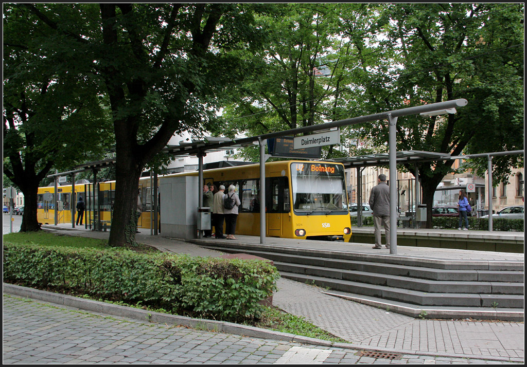 . Gelungen - 

Wenn sich die Planer Mühe geben und nicht nur nach funktionalen Gesichtpunkten gestalten, können durchaus auch Hochbahnsteige städtebaulich ansprechend in die Straßen eingefügt werden. Die Haltestelle Daimlerplatz in Stuttgart-Bad Cannstatt ist wohl ein der schönsten Haltestellen im Stuttgarter Stadtbahnnetz. 

08.06.2011 (M)