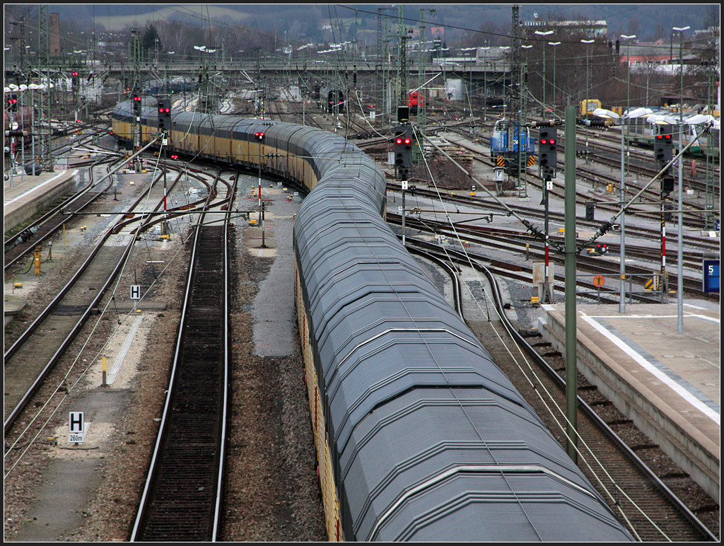 . Geschl�ngel durch den Bahnhof - G�terzugdurchfahrt im Hauptbahnhof Regensburg.