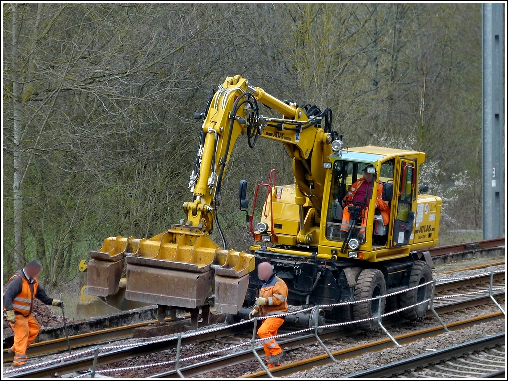 - Gleisbauarbeiten in Goebelsmhle - Danach werden die Holzschwellen mit dem Spezialgreifer unter den Schienen gedreht herausgehoben und zur Seite gelegt. 14.04.2012 (Hans)