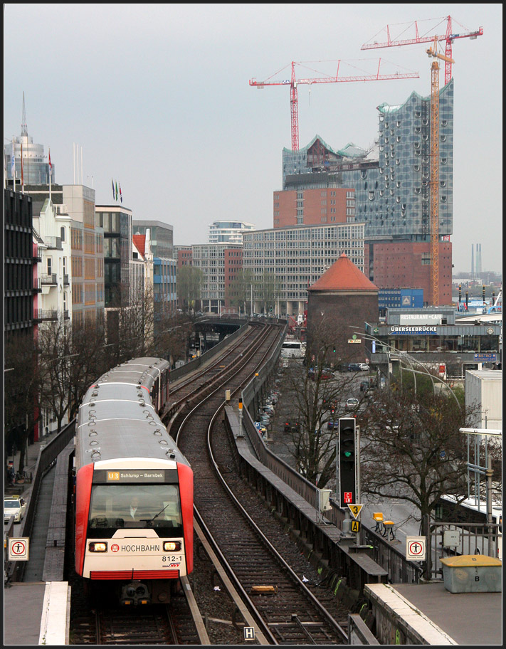 ... im Hintergrund die Baustelle der Elbphilharmonie - 

Hochbahntrasse der U3 in Hamburg bei den Landungsbrücken. 

11.04.2012 (M)