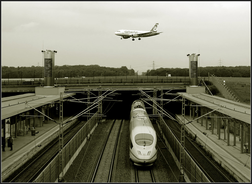 . Hochgeschwindigkeitsverkehr oben und unten - Station Düsseldorf Flughafen, 30.08.2011 (Matthias)