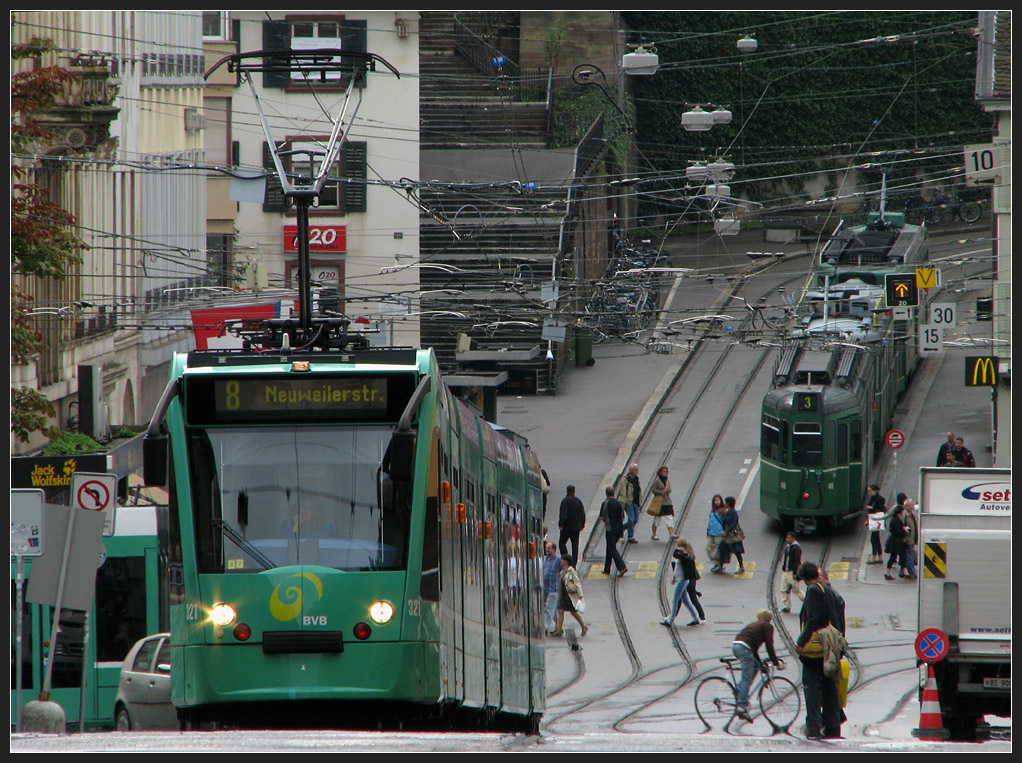 . Immer viel los am Steinenberg in der Basler Innenstadt - Der Radfahrer rechts unten scheint massive Probleme mit seinem Drahtesel zu haben. 28.08.2010 (Jonas)