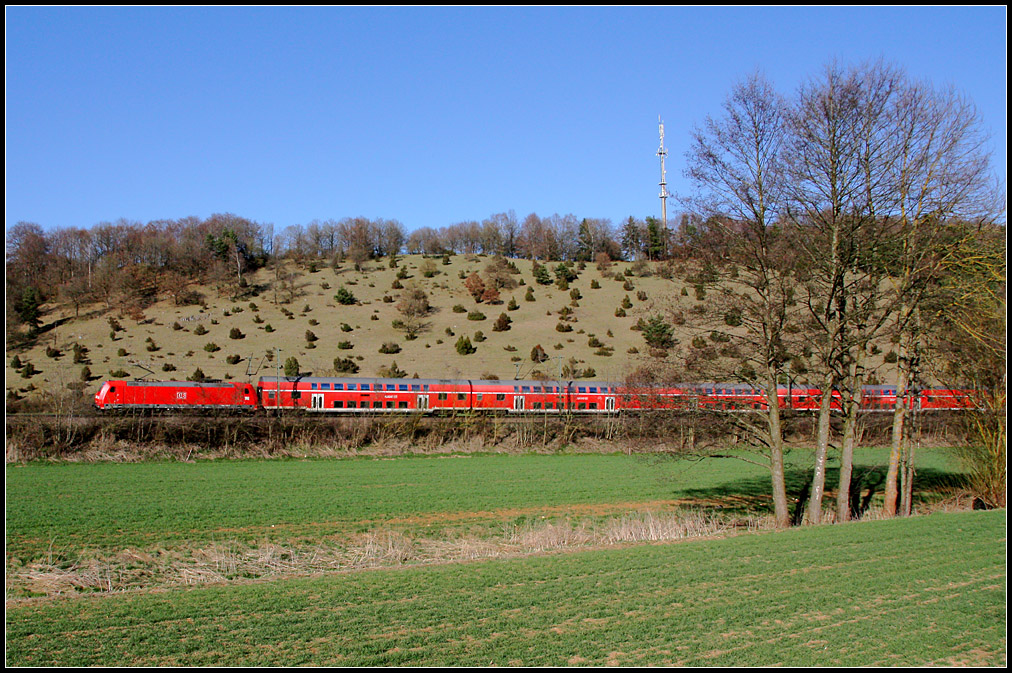 . Landschaftsbild mit Zug - 

Ein Doppelstockzug passiert die Wacholderheide bei Lonsee auf der Schwäbischen Alb. 

02.04.2011 (M)