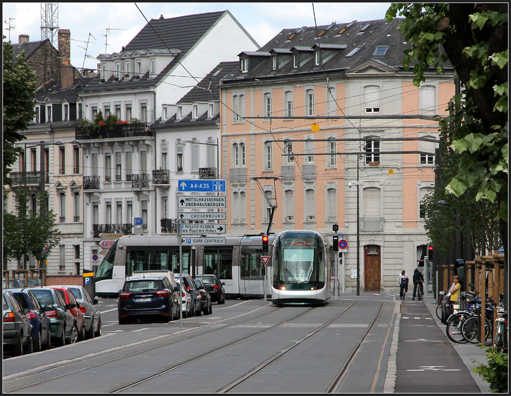 . Mehr Urbanität - Auch in engeren Innenstadtstraßen von Straßburg wurde der Straßenbahn ein eigener Bahnkörper gebaut unter Zurückdrängung des Autoverkehrs, dem hier nur noch ein Fahrstreifen gelassen wurde. In diesen Bereichen wurden die Gleise gepflaster. Hier die 2010 eröffnete Trasse in der Rue du Faubourg. 11.06.2011 (Matthias)