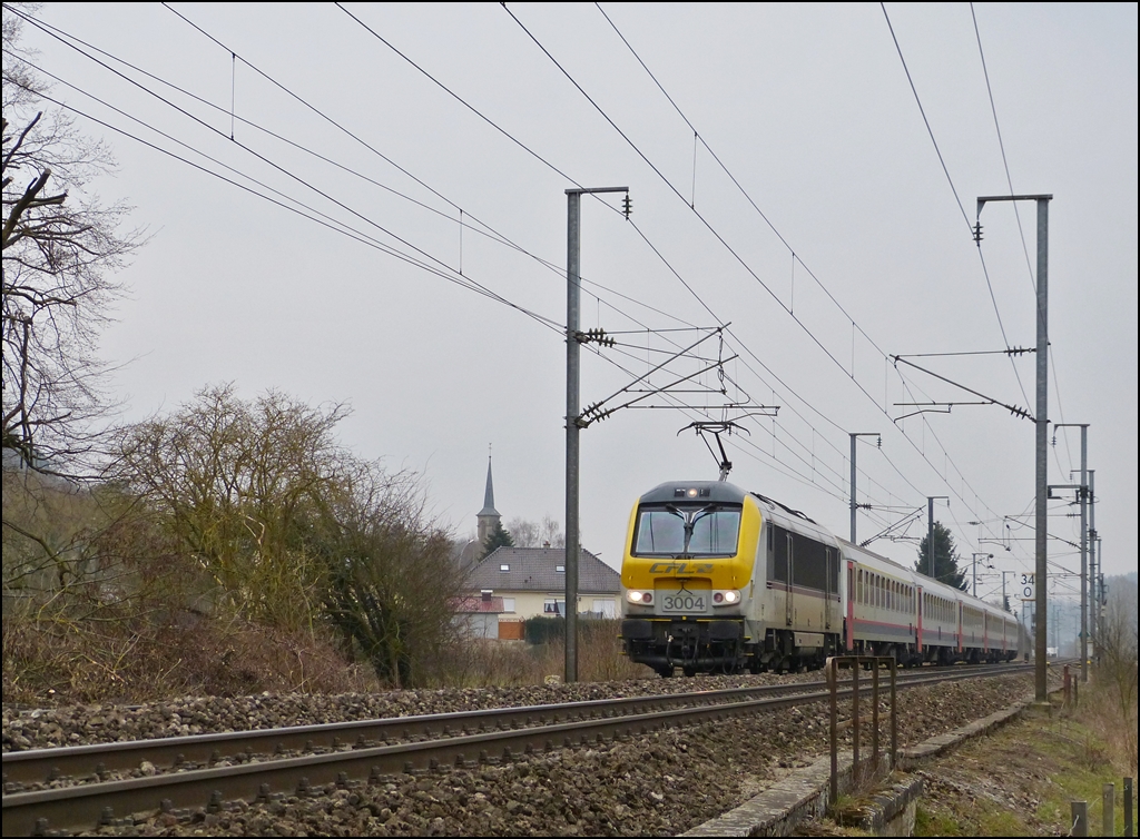 . Motiv verdeckt – Fr das Highlight des Nachmittags, den IR 118 Luxembourg - Liers hatte die kleine Gruppe am 08.04.2013 leider eine etwas ungnstige Stelle des Wanderwegs erreicht, sodass das alte Brckengelnder sich den Fotografen in den Weg stellte, als sie die 3004 mit ihren 5 (!) SNCB I 10 Wagen ablichten wollten. (Jeanny)