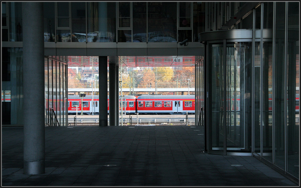 . Neue Stadt / alter Bahnhof - Durchblick durch einen