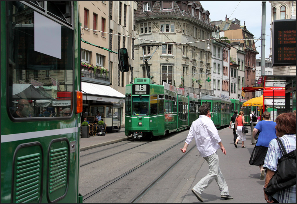 . Noch schnell ber die Strae - Szene an der Tram-Haltestelle Marktplatz in Basel. 19.06.2013 (Matthias) 