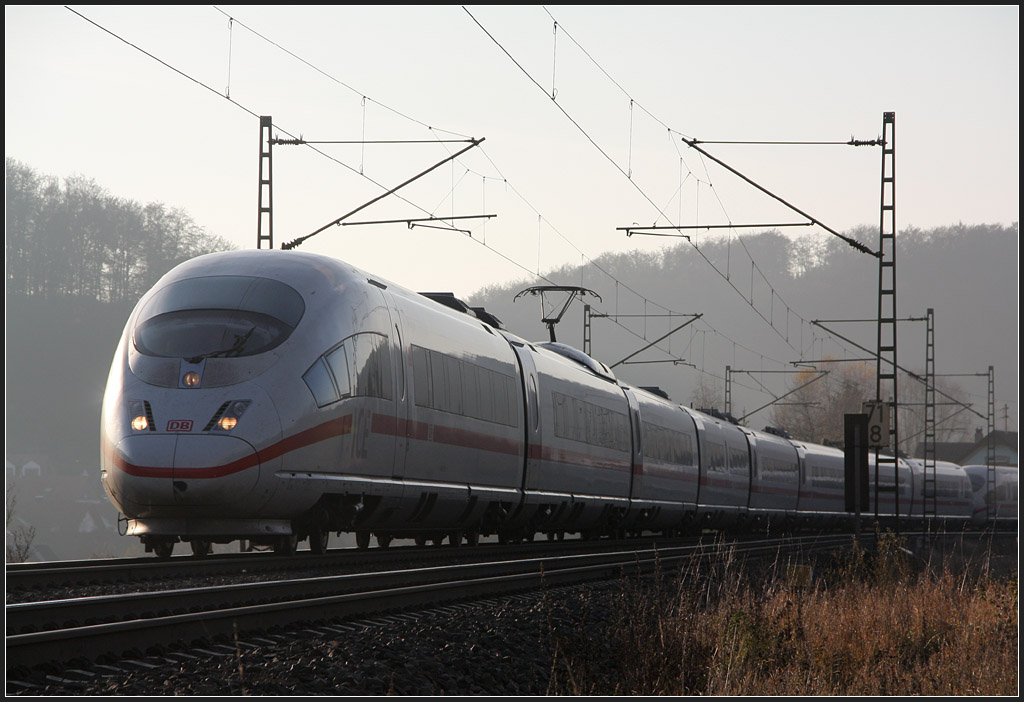 . Schattenseite - 

Ein Standpunkt, zwei Blickrichtungen. Ein ICE 3 auf der Fahrt von Stuttgart nach Ulm bei Urspring auf der Schwäbischen Alb. 

17.11.2011 (M) 