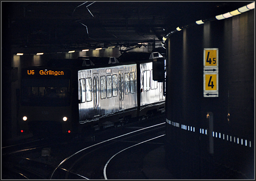. Streiflicht im Tunnel - 

Ein Zug der Linie U6 erreicht von der Innenstadt Stuttgarts her kommend gleich die Haltestelle Pragsattel. 

22.06.2011 (J)