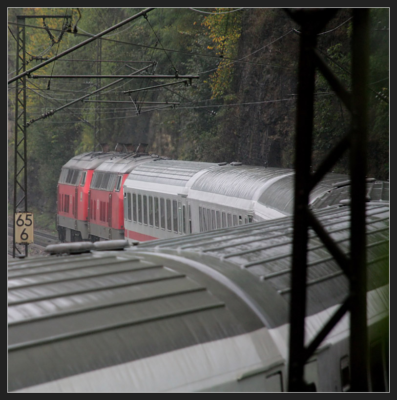 . Talfahrt mit Diesel -

Zweimal 218 vor IC kurz hinter Amstetten am oberen Beginn der Geislinger Steige, hier eher aus ungewöhnlichem Blickwinkel. 

25.09.2010 (M)