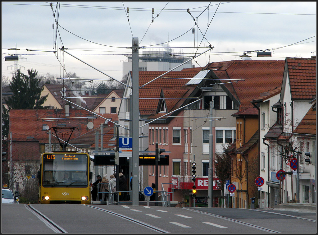 . Über Kuppen und Senken - 

Auch in Stammheim macht sich die bewegte Topographie Stuttgarts bemerkbar. Hier eine Bahn der Linie U15 an der Haltestelle  Korntaler Straße . 

11.12.2011 (J) 