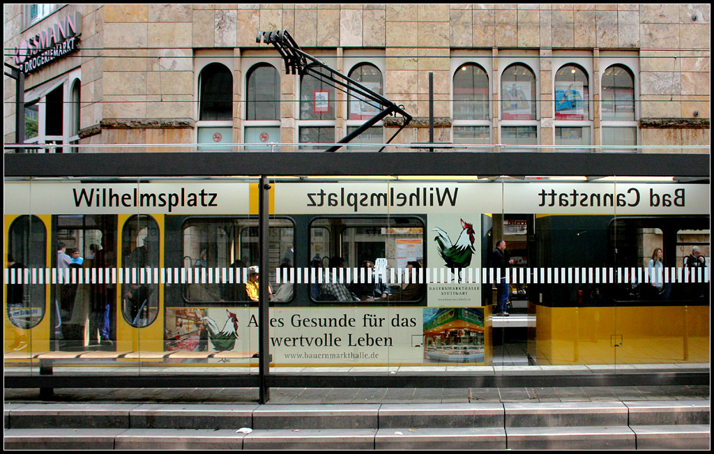 . ...und spiegelverkehrt - 

Impression der neugebauten Stadtbahnhaltestelle  Wilhelmsplatz in Stuttgart-Bad Cannstatt für die Linie U13. 

27.04.2011 (M)