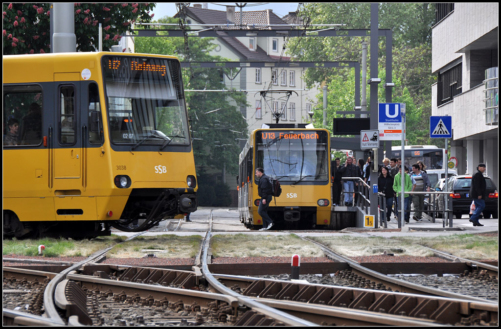 . Zugkreuzung - 

Am Wilhelmsplatz in Stuttgart-Bad Cannstatt kreuzen sich die Stadtbahnzüge der Linie U2 und U13. Die U13 steht am abgesenkten Hochbahnsteig auf Gleis 3 der Haltestelle. 

27.04.2011 (J)