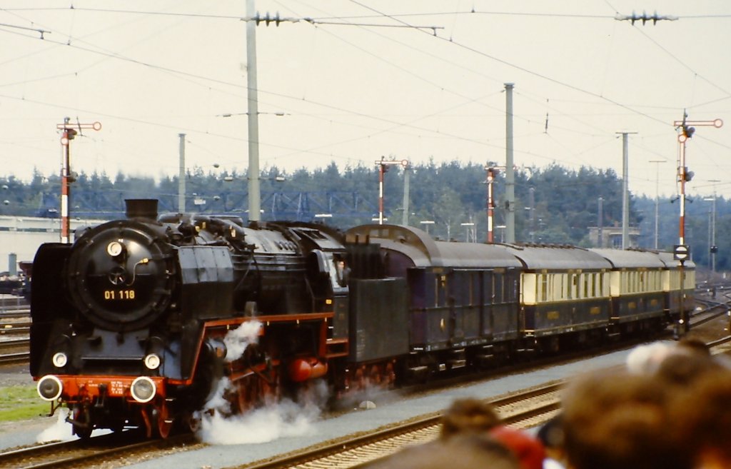 01 118 mit historischem Rheingold auf der Fahrzeugparade  Vom Adler bis in die Gegenwart , die im September 1985 an mehreren Wochenenden in Nrnberg-Langwasser zum 150jhrigen Jubilum der Eisenbahn in Deutschland stattgefunden hat.